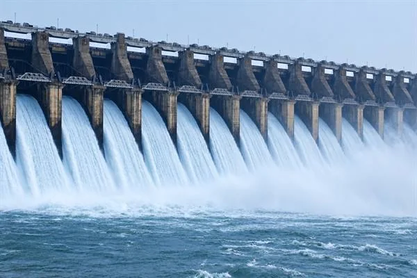 बांध के कई खुले फाटकों से बहता पानी।