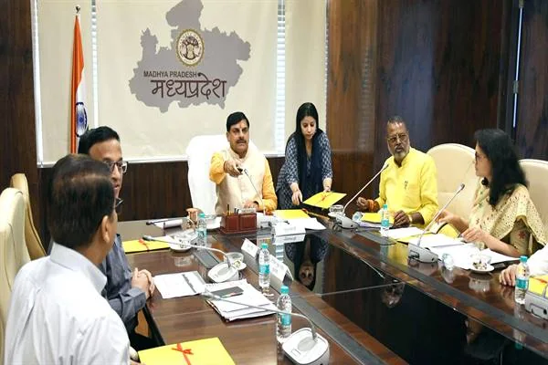 मंत्रालय में मुख्यमंत्री सामाजिक सुरक्षा पेंशन अंतरण कर रहे हैं